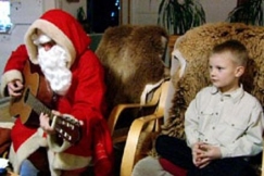 Kuva: Nykyajan joulupukki voi osata ihmeellisi asioita,
vaikka soittaa kitaraa. (2004) YLE kuvanauha.