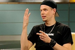 Kuva: Viittomakielinen rap-artisti Signmark (Marko Vuoriheimo) 2007. YLE kuvanauha.