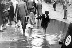 Bild: Barn vadar p gata, YLE bildband 1948