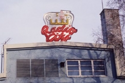 Kuva: Radio Cityn valomainos Lepakkoluolan katolla (1989). Juha-Pekka Inkinen.