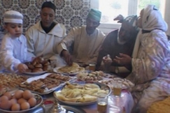 Kuva: Benchbana Abdelwahad perheineeen ruokailee Ramadanin ptytty Marokossa. (2004) Yle kuvanauha
