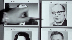 Kuva: Aika ennen tietokoneita, lpipsseiden valokuvat ripustettiin taululle 1970. (YLE Kuvanauha)