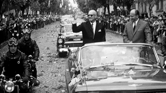 Kuva: Presidentti Kekkonen ja Jugoslavian presidentti Tito tervehtivt kansaa (1963). YLE kuvanauha.