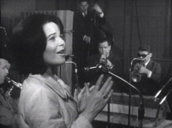 Kuva: Carola laulaa Esa Pethmanin yhtyeen solistina (1966). Yle kuvanauha.