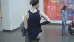 Kuva: Taiteilija-prostituoitu Alberto Sorbelli taidenyttelyss. Kuva : YLE kuvanauha