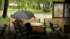 Kuva: Mies puistossa sateenvarjon alla (2004) Yle kuvanauha