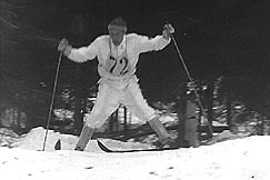 Kuva: 50 km:n hiihto Salpausselll vuonna 1953. Met laskettiin auraamalla. YLE kuvanauha.