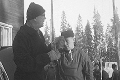 Kuva: Kekkonen persshiihtjineen Hmeenlinnassa 1960-luvulla. YLE kuvanauha.
