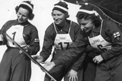 Kuva: Oik. 10 km:n hiihdon voittaja Lydia Wideman, pronssimitalisti Siiri Rantanen ja viidenneksi sijoittunut Sirkka Polkunen. Suomen Urheilumuseo. 