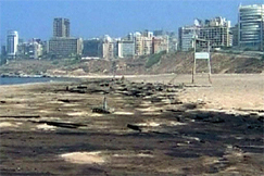 Kuva: Libanonin saastunutta rannikkoa. AP Graphics Bank.