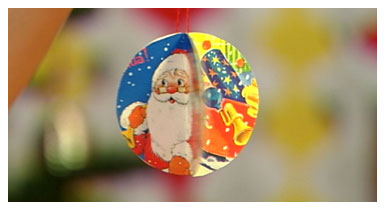 Kierrätyskoristeita joulukuuseen (copyright YLE/videokuvaa)