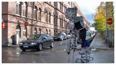 robottimies liikkeessä(copyright YLE/videokuvaa)
