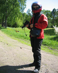 Basaarivaari 60 vuotta 10.6.2006
Basaarin vastaava tuottaja Elina Paloheimo saapuu paikalle tulipunaisella paholaisellaan.
