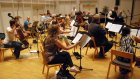 Leif Lindeman ja orkesteri harjoituksissa Seinäjoki-salissa (kuva: Yle)