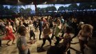 Frigg & Baltic Crossing mestarikurssi veti juhlaväen yhteiseen tanssin huumaan Kaustisen festivaaliareenalla 2012 (kuva: Kaustinen Folk Music Festival / Pekka Tuppurainen)