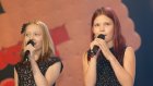 Jenni ja Marianne lauloivat Mira Luodin tauskuorossa (kuva: Yle/ Jukka Lintinen)