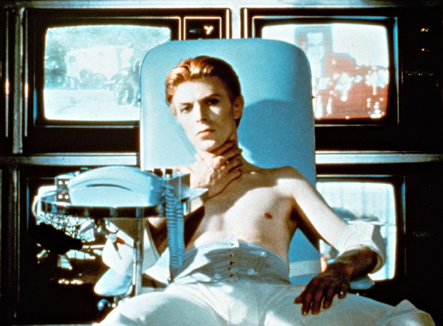David Bowie näytteli pääosan elokuvassa The Man Who Fell to Earth (1976)