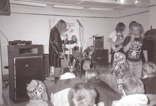 Jack Sibelius, Barry Covana, Ace Afrodite ja J.C. Adonis jossakin Jumalan selän takana - eli Espoon Kivenlahden nuorisotalossa - 1990-luvun alkupuolella.