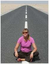 Heidi ja peukalokyytiläisen pitkä tie Australiassa. Kuva: Tomi Tenetz