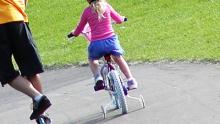 Lapsi opettelee pyöräilemään. Kuva: SXC