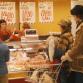 Perhe ostoksilla ruokakaupan lihatiskillä. Kuva: H. Seppänen, 1979.