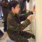 Hasan teippaa oven karmit piiloon maalarinteipillä. Kuva: Jenny Huttunen