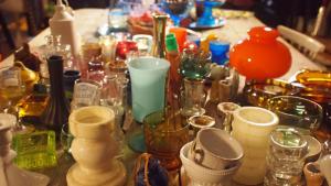 Loihdi erilaisista astioista upeita kynttilänjalkoja. Kuva: Viivi Lehtonen
