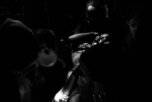 Meeri Koutaniemen valokuva Masai-tytön ympärileikkauksesta Ylen Stradassa. Kuva: Meeri Koutaniemi, Strada, Yle