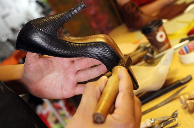 Shoebakeryssä leivotaan kenkiä käsityönä. Kuva: Siiri Huttunen, Yle Olotila