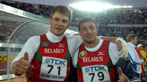 Vadim Devjatovski ja Ivan Tihon juhlivat mitaleitaan Pekingissä.