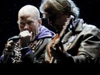R.E.M.in laulaja Michael Stipe ja kitaristi Peter Buck tähtitaivas taustanaan