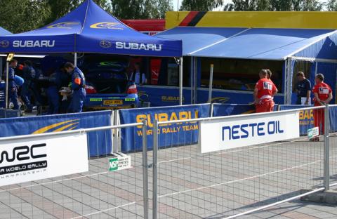 Peugeotin miehet tutkivat Subarun tiimityöskentelyä