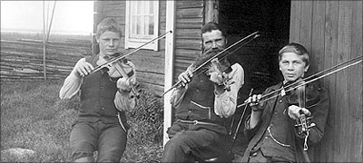 Maanviljelij Heikki Kyhk ja hnen kaksi poikaansa soittavat viulua. Museovirasto, kuvaaja: A.O. Visnen.