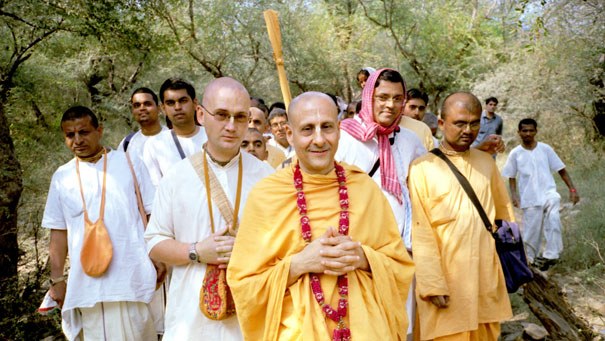 Suomalainen Keshava Madhava Das on Hare Krishna -liikkeen gurun Radhanath Swamin opissa.