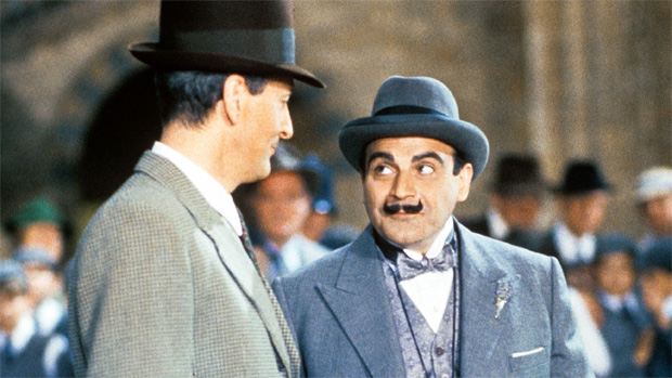 Kapteeni Hastings (Hugh Fraser, vas.) ja Hercule Poirot (David Suchet).