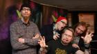 Apulanta-yhtye poseeraa zombi-irvistyksen kanssa Juhani Kenttämään seuraassa YleX:n studiossa