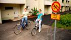 Nost3 & Protro-yhtyeen promokuva, jossa kaksikko ajaa pihalla polkupyörillä nauraen tienlaidassa olevalle "Pyöräily kielletty"-liikennemerkille.